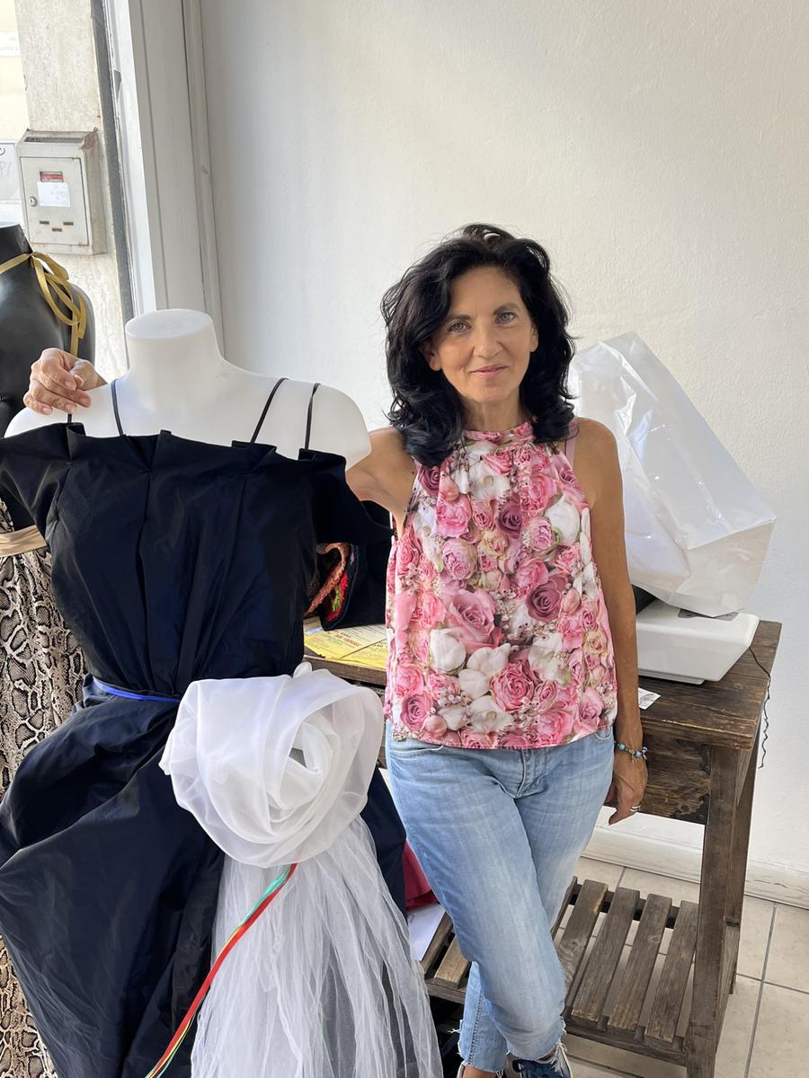 
	Anna D'Urso all'interno della sua bottega di taglio e cucito

