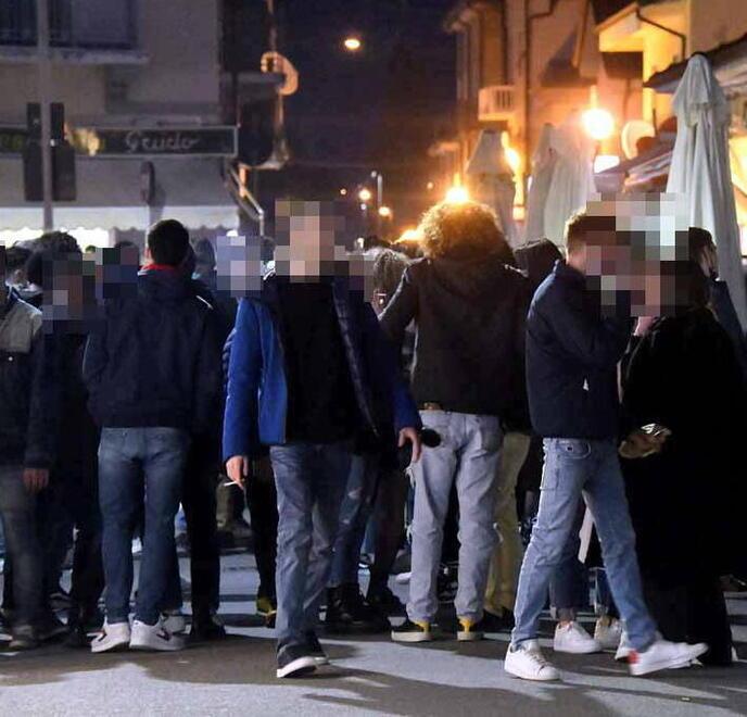Il salotto buono di Marina di Carrara utilizzato come un vespasiano: «Siamo esasperati»