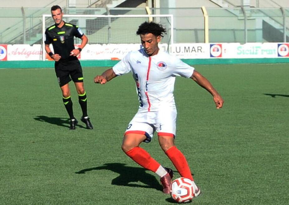 Nella foto, Mounir El Falahi autore della  seconda rete del Cecina nel derby di ieri