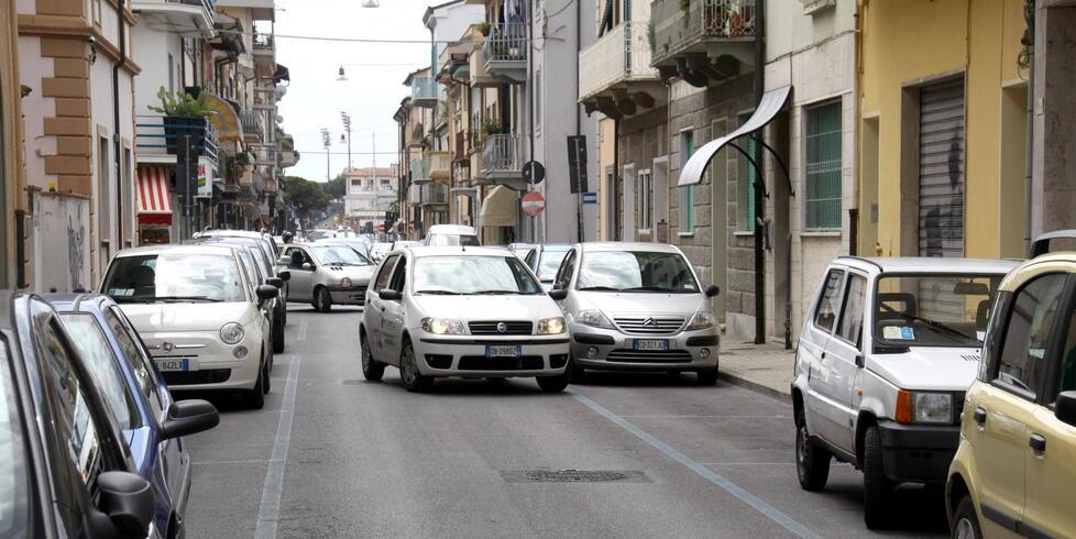 Viareggio, ausliaria del traffico aggredita perché non fa le multe 