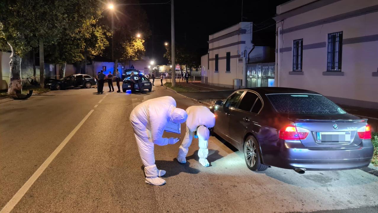 L'auto colpita dai proiettili (foto Daniele Stefanini/Silvi)