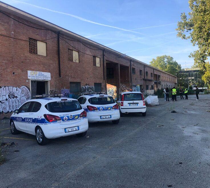 Modena Sacca, blitz agli ex Stallini Allontanati due abusivi e portata via immondizia 