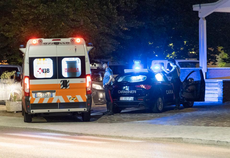 Modena, pattuglia dei carabinieri in soccorso di un uomo in difficoltà 