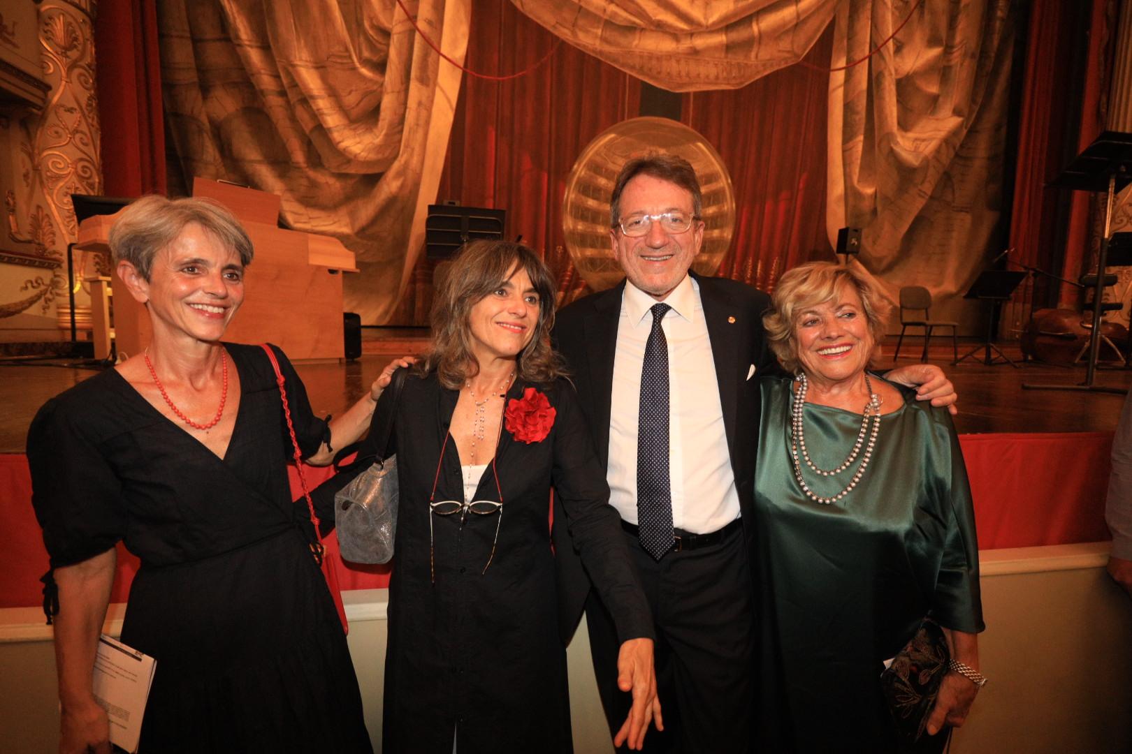 Il sindaco Gian Carlo Muzzarelli con Adua Veroni e le figlie del tenore Cristina e Giuliana Pavarotti lunedì al Teatro Pavarotti-Freni