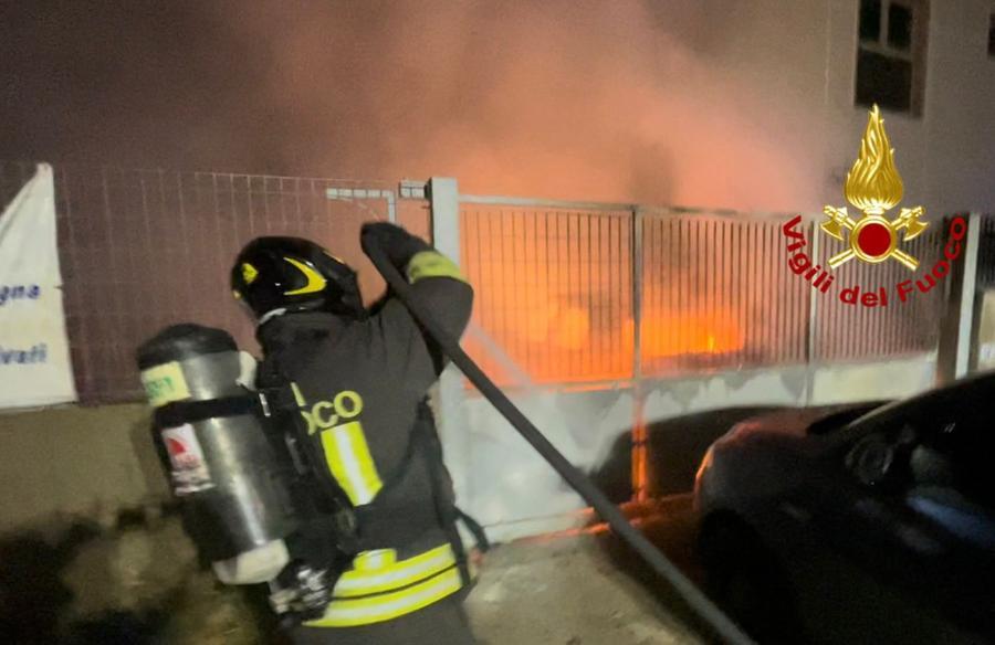 Olbia, vettura a fuoco in un autolavaggio