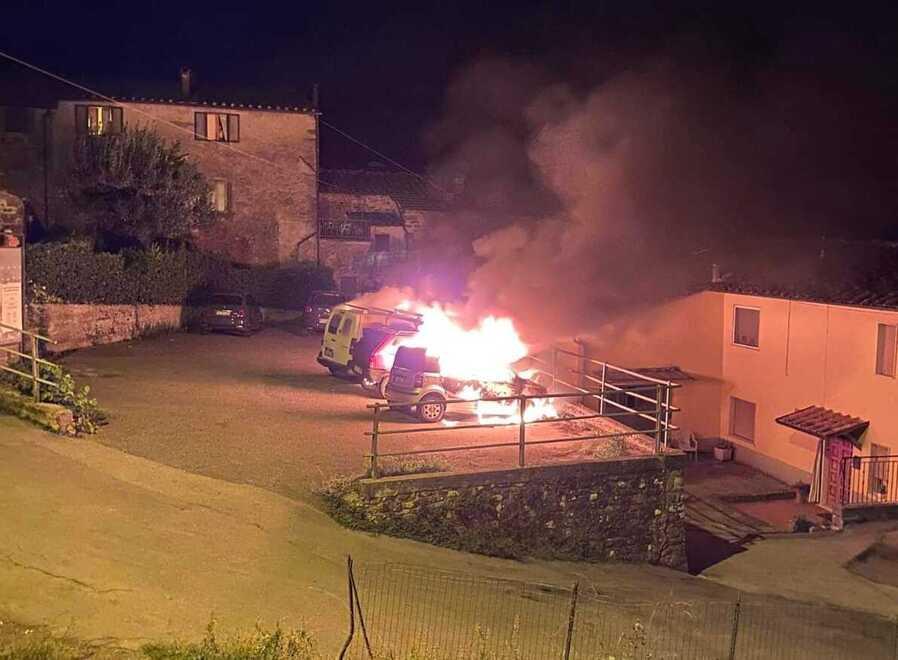 Quattro auto incendiate, giallo nella notte a Benabbio