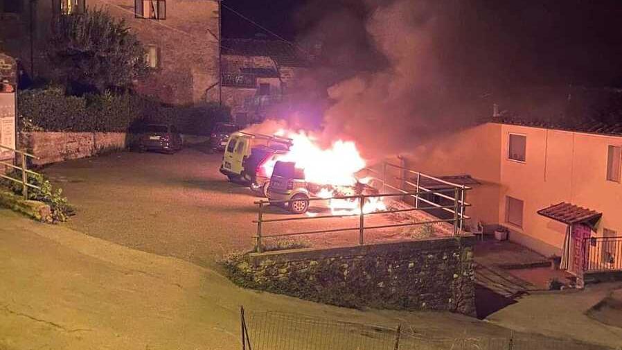 Quattro auto incendiate, giallo nella notte a Benabbio