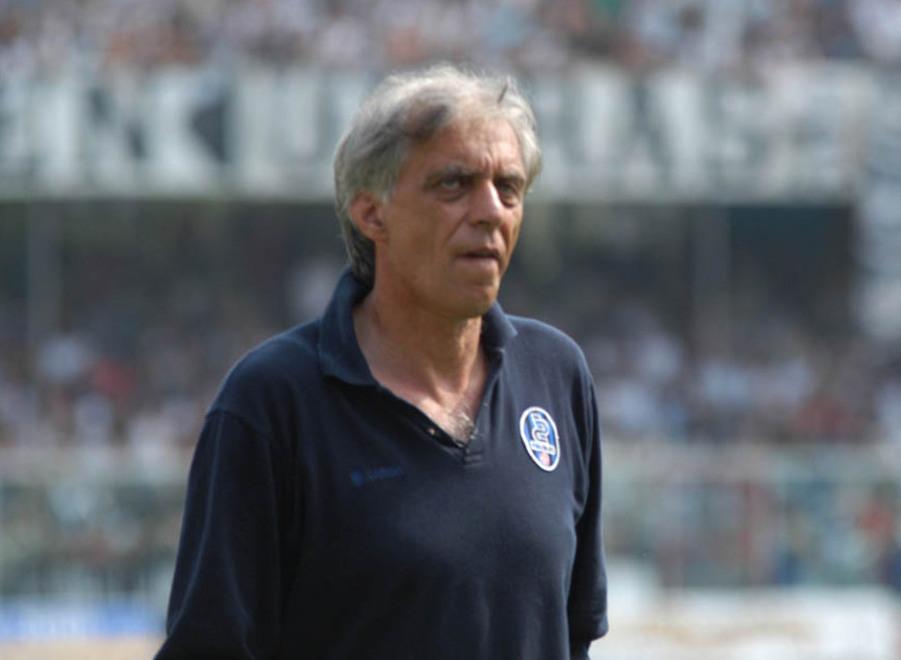 Gianni Simonelli sulla panchina del Pisa: rimase al timone nerazzurro dopo una finale playoff persa e incassò 4 punti nelle prime 4 giornate