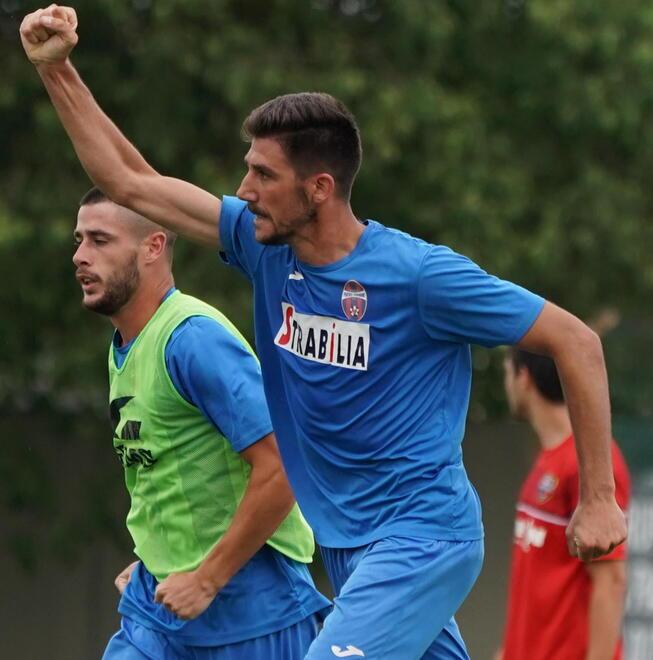 Lorenzo Sciapi mentre celebra uno dei suoi gol