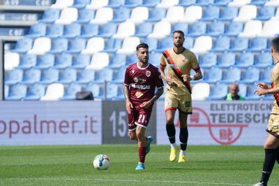 Muroni (Reggiana) alle sue spalle Romero centravanti della Lucchese ancora indietro di preparazione