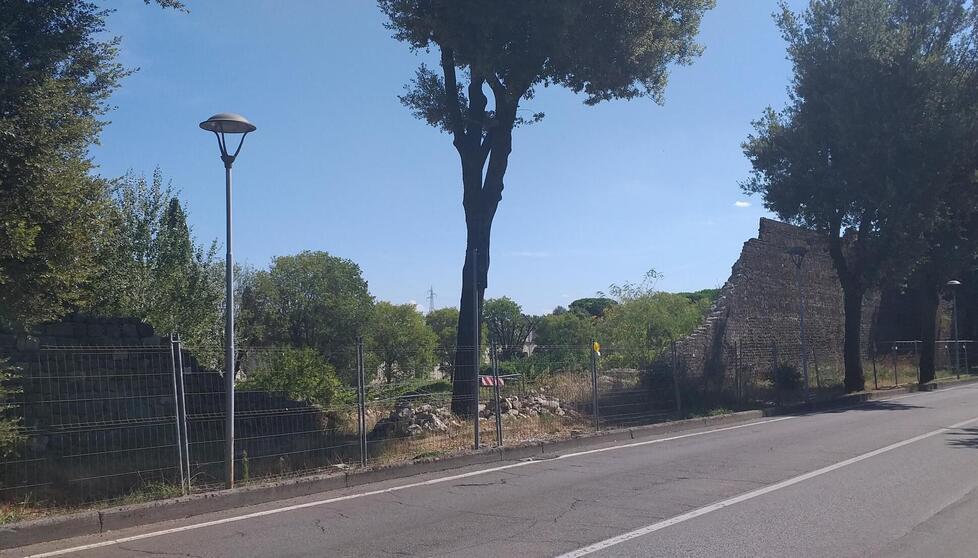 Due anni fa il crollo delle mura ma in viale Arcadia è tutto fermo