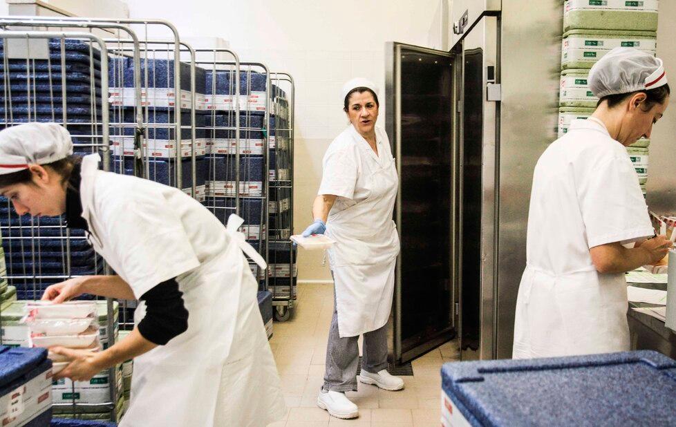 Ristorazione scolastica a Prato, servono 30 operatori per il colosso delle mense