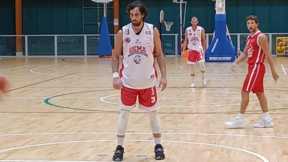 Il capitano della Gema Montecatini, Fernando Marengo, domenica ai tiri liberi nell’amichevole contro il San Giobbe Basket