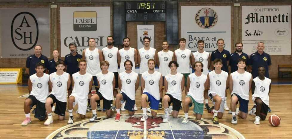 Il roster e lo staff tecnico dell’Abc Solettificio Manetti che partecipa al campionato di serie C Gold di basket