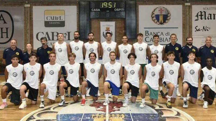 Il roster e lo staff tecnico dell’Abc Solettificio Manetti che partecipa al campionato di serie C Gold di basket