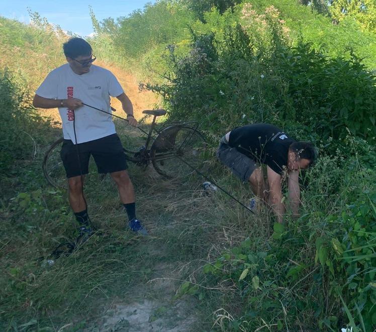 L’angelo delle bici gettate in Reno: «Io vado in acqua e le recupero» 