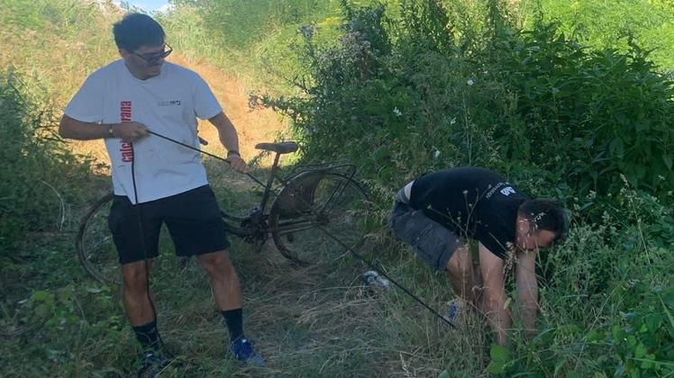 L’angelo delle bici gettate in Reno: «Io vado in acqua e le recupero»