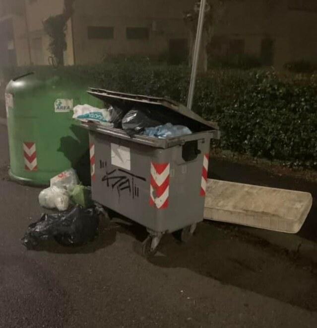 Abbandonano i rifiuti in strada, la polizia locale ha già le loro foto
