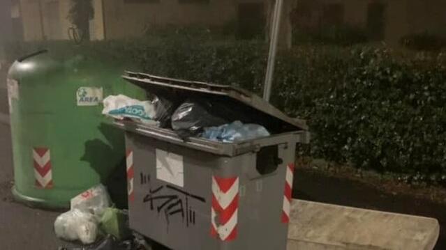 Abbandonano i rifiuti in strada, la polizia locale ha già le loro foto