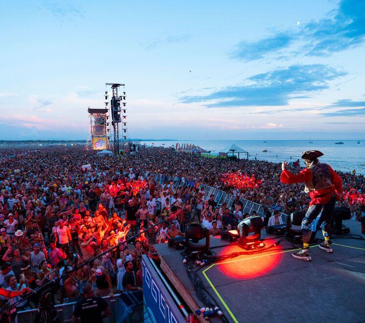 Jovanotti: «Che bello il Beach Party a Viareggio, al risveglio ho scritto una canzone» 