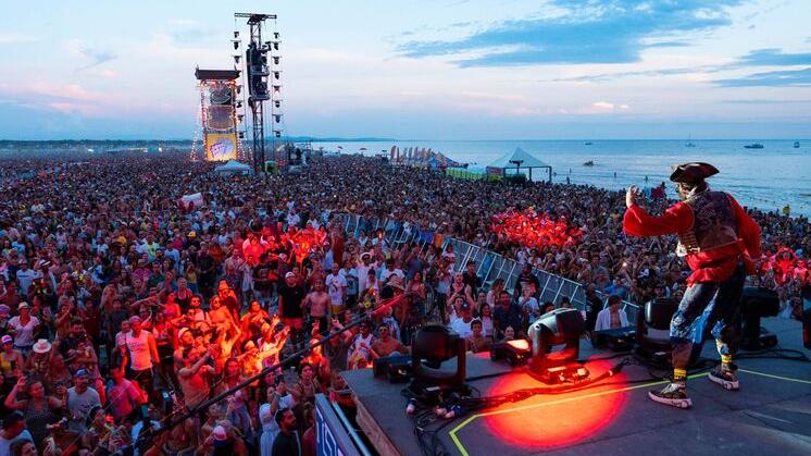 Jovanotti: «Che bello il Beach Party a Viareggio, al risveglio ho scritto una canzone»