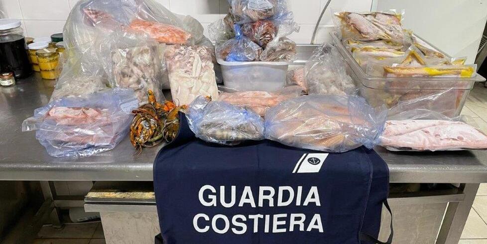 Carrara, boom di pesce scaduto nelle attività commerciali: raffica di sequestri della Capitaneria