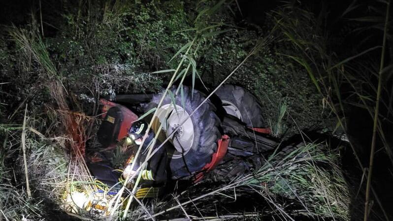 Il trattore capovolto in mezzo alla vegetazione: la terribile scena che si è presentata ai soccorritori dell’uomo rimasto schiacciato sotto il pesante mezzo agricolo