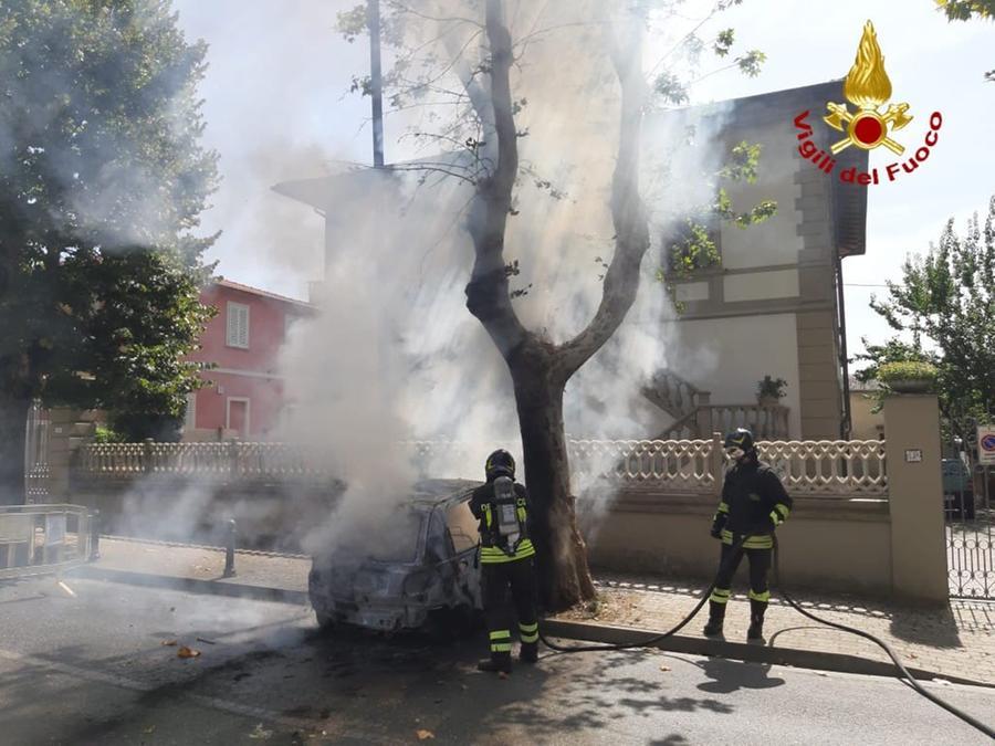 Auto in fiamme a Collesalvetti