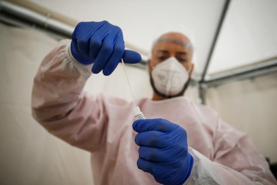 
	Frenano i contagi ma le vaccinazioni continuano senza sosta

