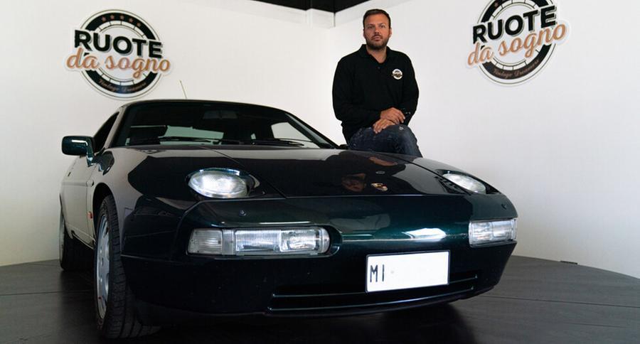 
	Alessandro Miglioli, responsabile commerciale auto di Ruote da Sogno, in posa sull'auto guidata da Van Basten&nbsp;

