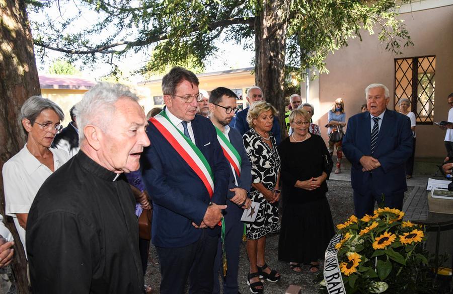 
	La cerimonia con i familiari e i sindaci di Modena e Castelnuovo davanti la tomba di Luciano Pavarotti

