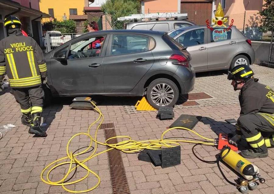 
	L'auto sollevata dai pompieri grazie ai martinetti gonfiabili con una bombola&nbsp;

