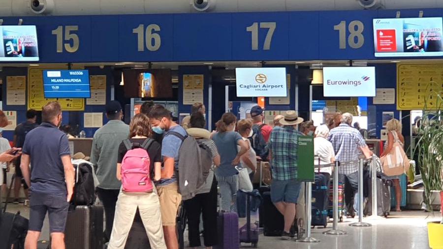 Folla nell'aerostazione a Cagliari-Elmas (foto Mario Rosas)