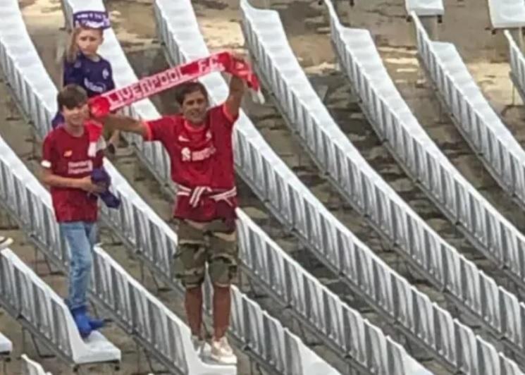 
	Il tifoso della Fiorentina con la maglia del Liverpool al Franchi in occasione della sfida con la Juventus&nbsp;

