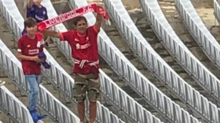 Il tifoso della Fiorentina con la maglia del Liverpool al Franchi in occasione della sfida con la Juventus 