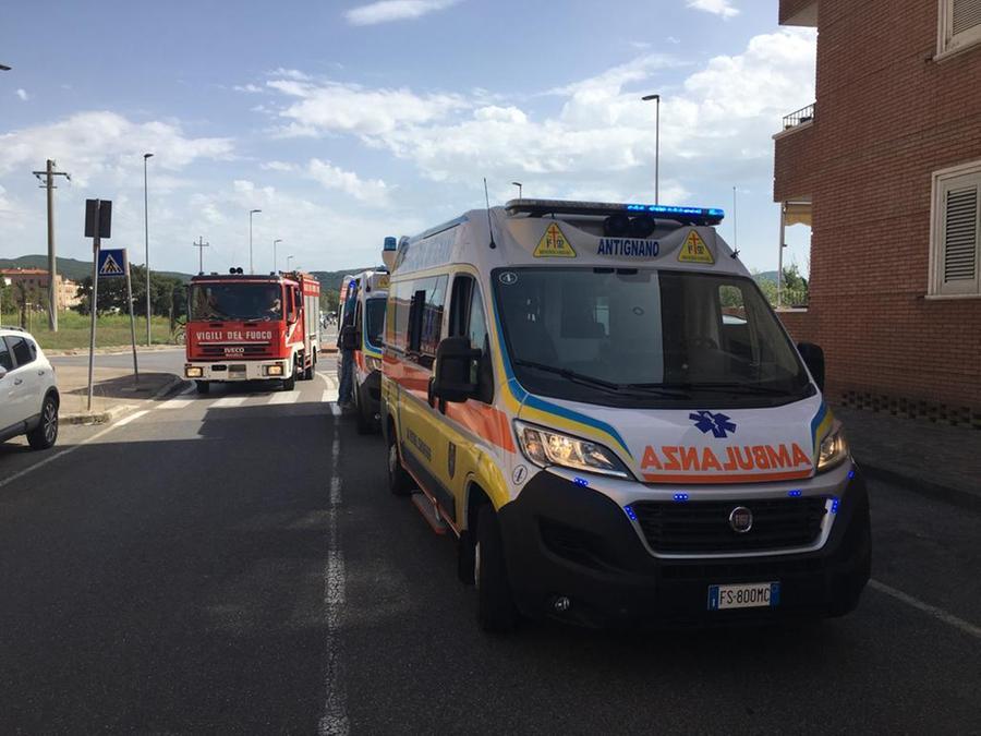 
	Vigili del fuoco e personale sanitario del 118 di fronte al palazzo in zona Scopaia&nbsp;

