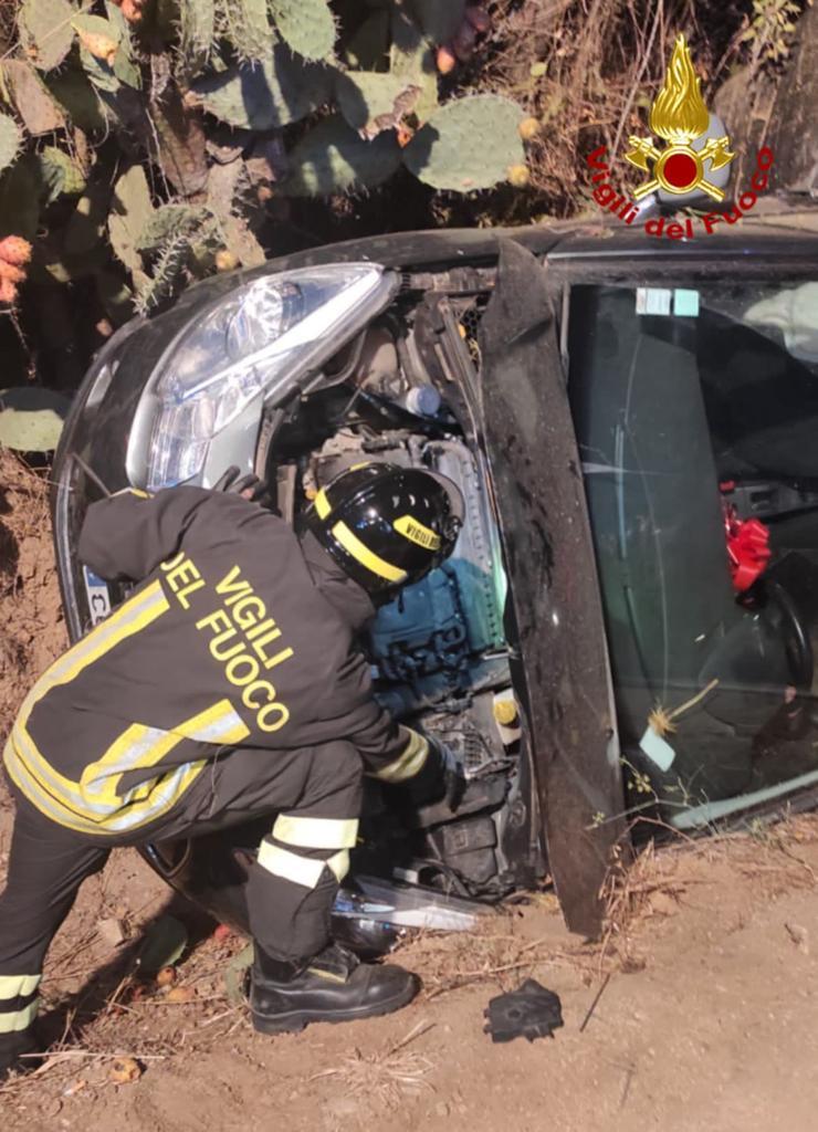 Esce di strada con l’auto al bivio per la spiaggia di Cea: 81enne soccorso dai vigili del fuoco