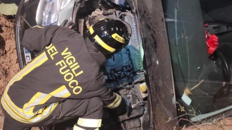 Esce di strada con l’auto al bivio per la spiaggia di Cea: 81enne soccorso dai vigili del fuoco