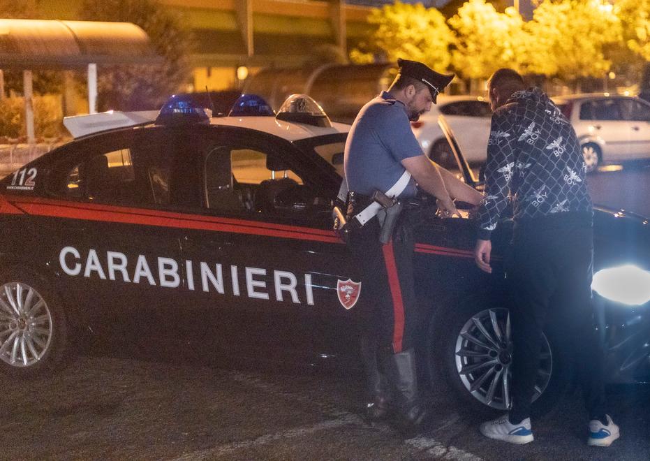 Modena. Minaccia i carabinieri con bottiglia E l’altro strappa collanina al barista 