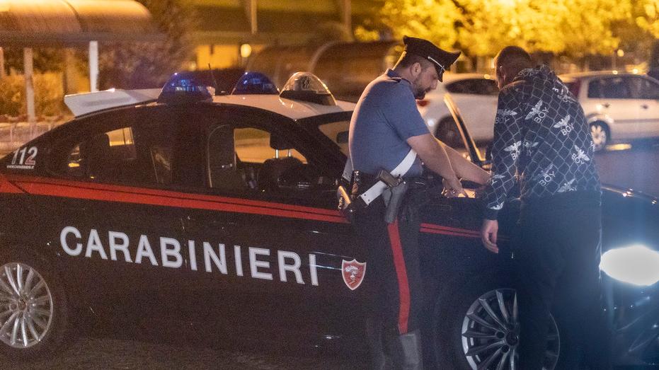 Modena. Minaccia i carabinieri con bottiglia E l’altro strappa collanina al barista