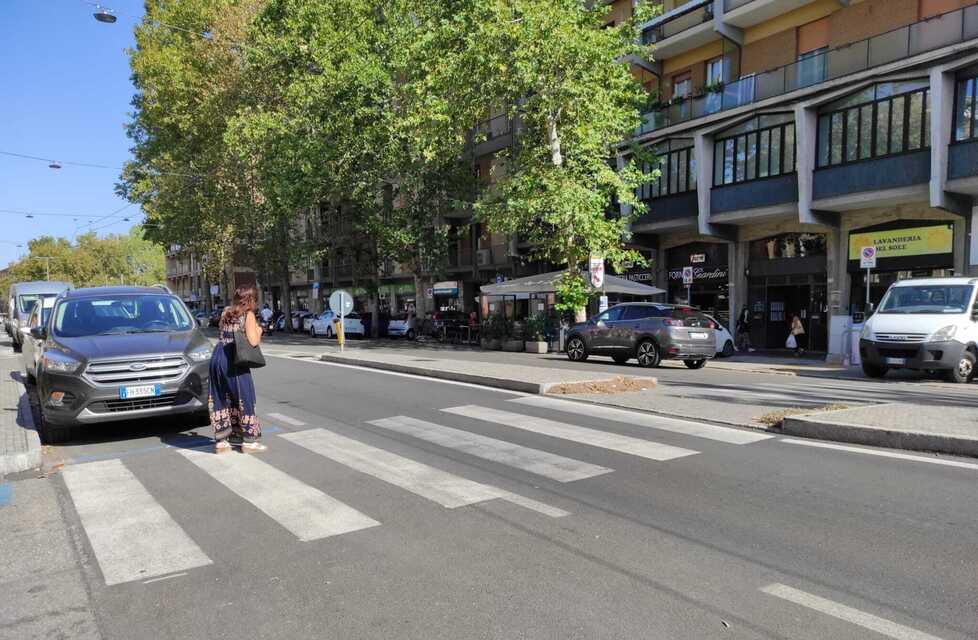 Modena, sicurezza sulla strada e attraversamenti pericolosi I parcheggi sono ancora lì