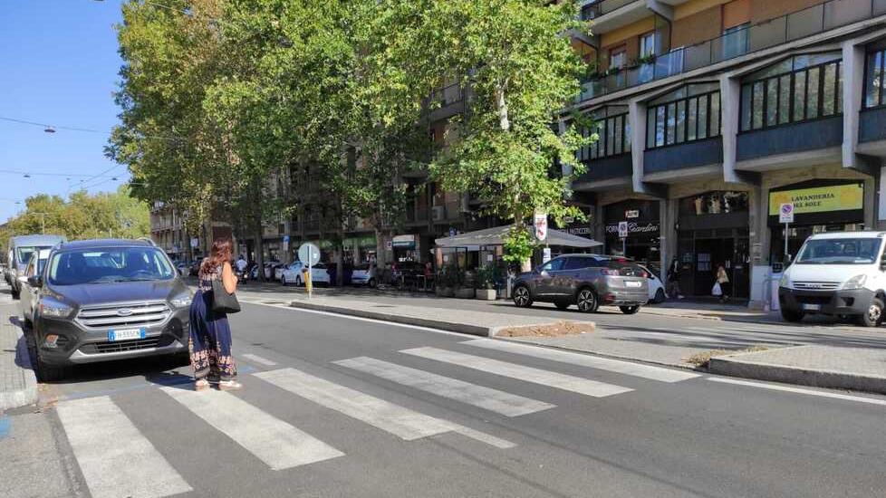 Modena, sicurezza sulla strada e attraversamenti pericolosi I parcheggi sono ancora lì