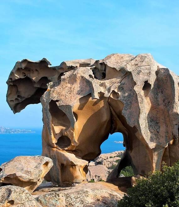 Palau, la roccia dell’Orso come una star visibile dal mare con 20 proiettori a led