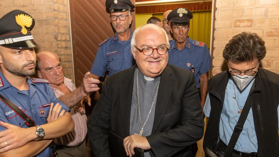 Comacchio contesta il vescovo assediato e scortato. I cittadini: «Ridateci la nostra chiesa»