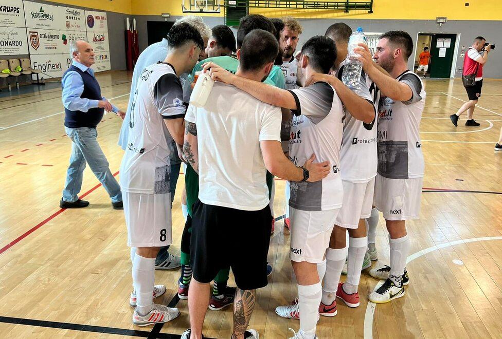 L’abbraccio della squadra bianconera alla fine di una gara della scorsa stagione