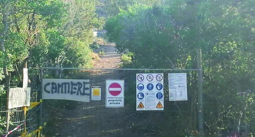 Recinzioni in filo spinato e cartelli di stop, il faro di Capo Poro è di nuovo “off limits” 