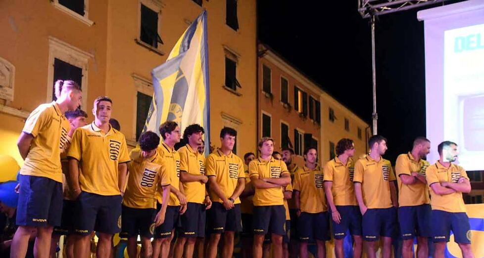 L’abbraccio tra tifosi e squadra in piazza Alberica a Carrara per la presentazione della compagine azzurra