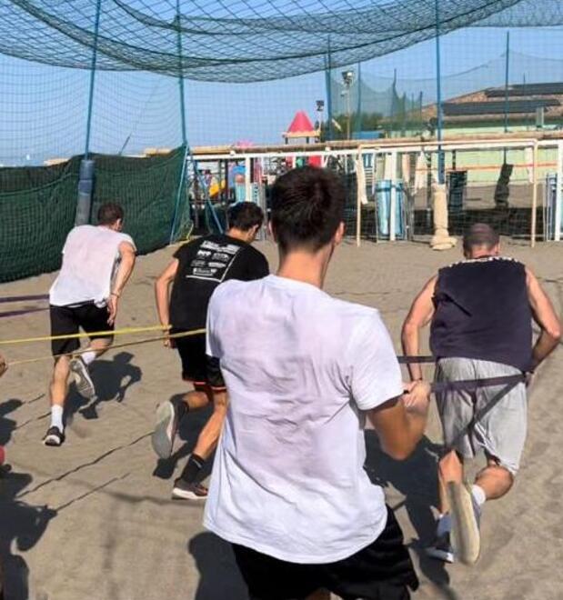 I giocatori di Sintecnica Basket Cecina durante un allenamento sulla spiaggia del bagno Ippocampo dove stanno effettuando la preparazione alla stagione