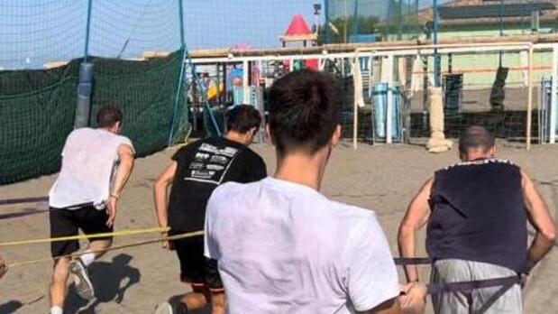 I giocatori di Sintecnica Basket Cecina durante un allenamento sulla spiaggia del bagno Ippocampo dove stanno effettuando la preparazione alla stagione