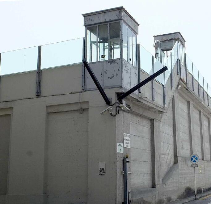 Le mura del carcere Don Bosco di Pisa, luogo dell’ennesima aggressione agli agenti della polizia penitenziaria: tre di loro hanno riportato ferite causate  dal coltello che il detenuto era riuscito a realizzare